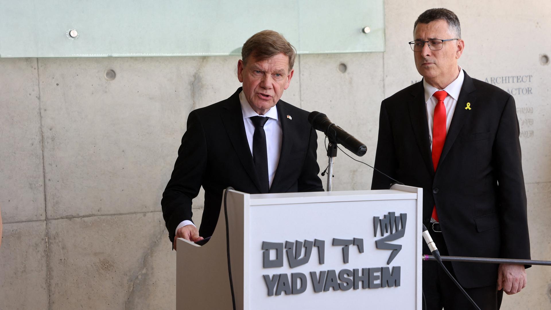 Bundesaußenminister Johann Wadephul und sein israelischer Kollege Gideon Saar in der Holocaust-Gedenkstätte Yad Vashem. Bundesaußenminister Johann Wadephul und sein israelischer Kollege Gideon Saar in der Holocaust-Gedenkstätte Yad Vashem.