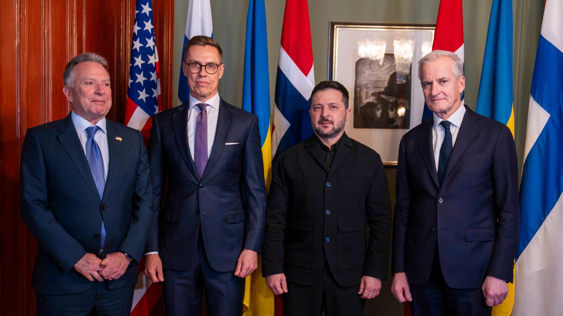 Der US-Sondergesandte Steve Witkoff, Finnlands Präsident Alexander Stubb, der ukrainische Präsident Wolodymyr Selenskyj und der norwegische Premier Jonas Gahr Store (v.l.) stehen bei einem Fototermin in Reihe am Rande von Gesprächen in Oslo.