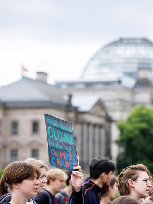Demonstrierende mit Schildern sind am 31.05.2024 beim Klimastarik von Fridays for Future vor dem Reichstagsgebäude zu sehen.