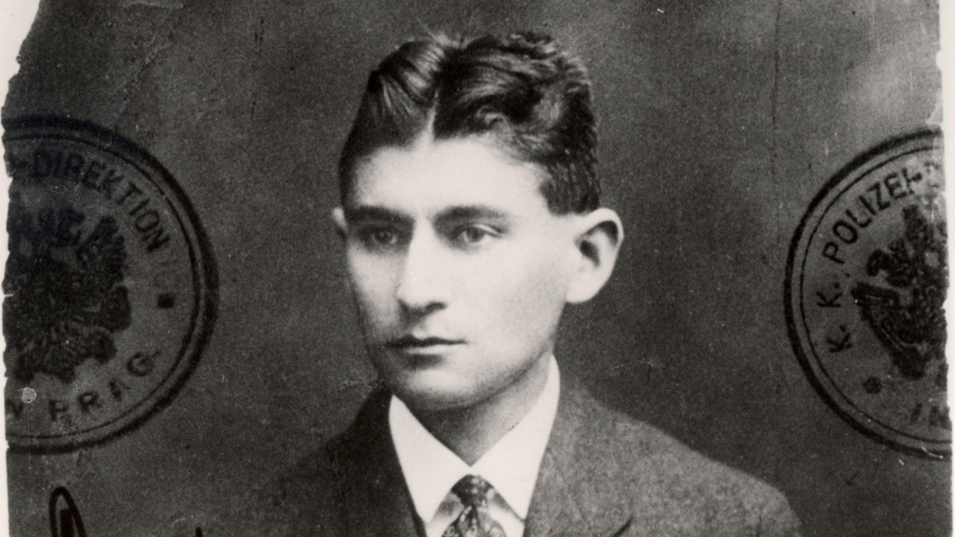 Ein schwarzweißes Passfoto zeigt Franz Kafka, der sehr ernst blickt. (Quelle: dpa) Ein schwarzweißes Passfoto zeigt Franz Kafka, der sehr ernst blickt. (Quelle: dpa)