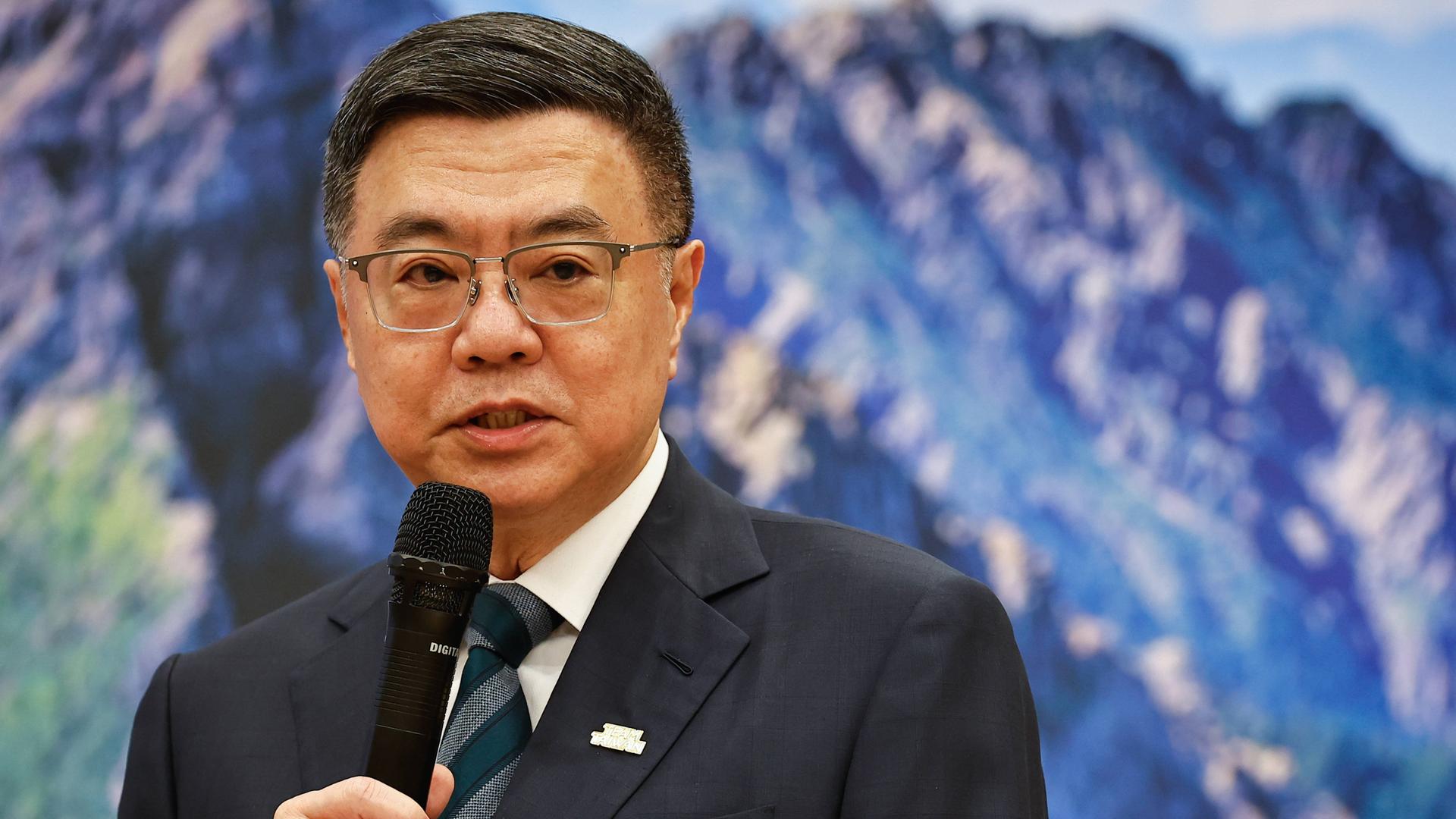 Der taiwanische Ministerpräsident Cho Jung-tai spricht in ein Mikrofon.