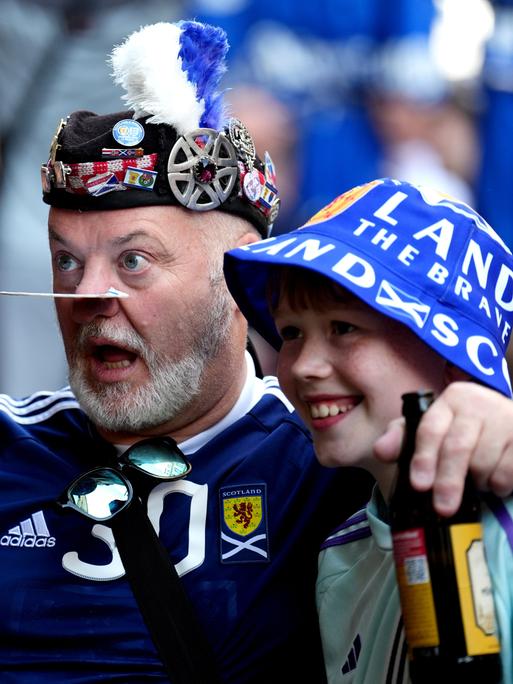 Schottische Fans vor dem EM-Spiel gegen Deutschland in München: ein älterer Mann legt seinen Arm um einen Jugendlichen.