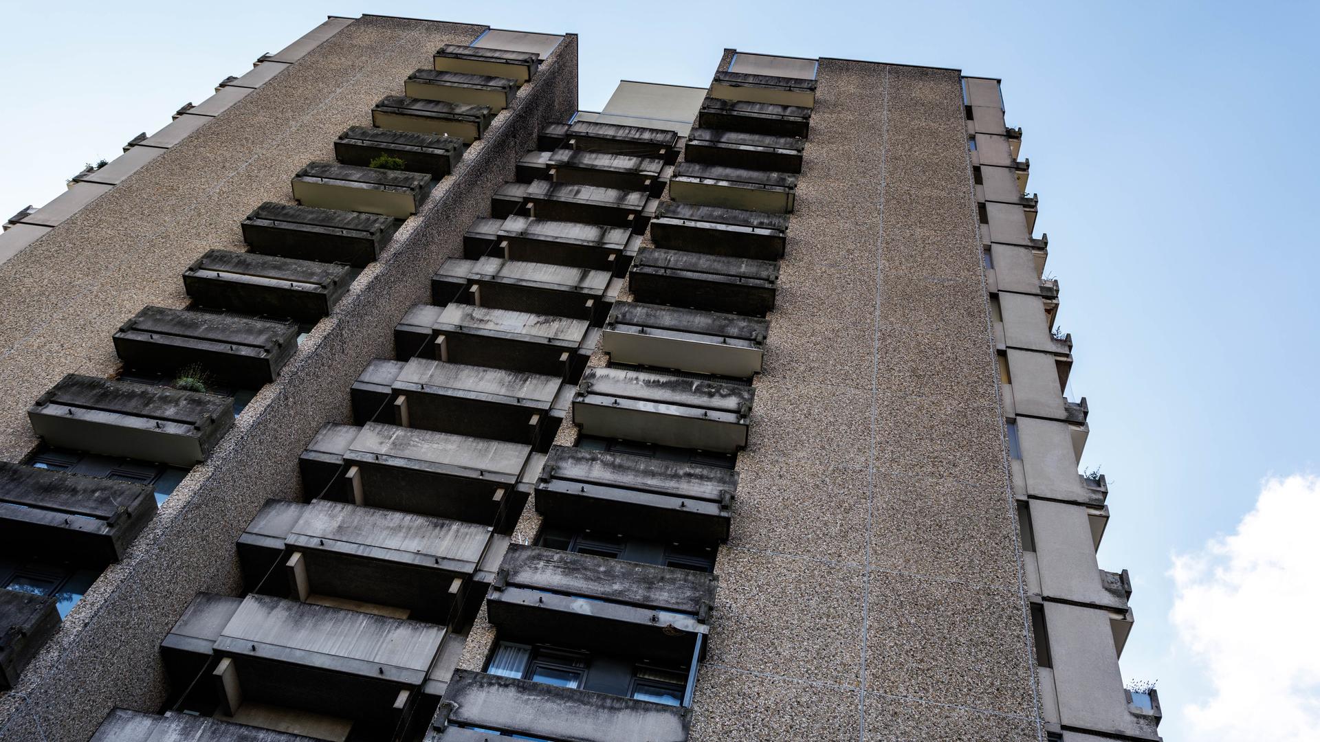 Schmutzige Balkone an einem sanierungsbedürftigen Hochhaus in München Schmutzige Balkone an einem sanierungsbedürftigen Hochhaus in München