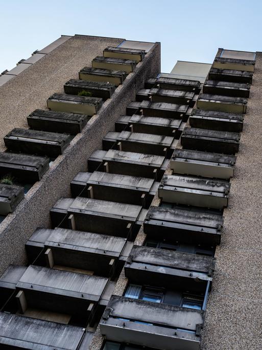Schmutzige Balkone an einem sanierungsbedürftigen Hochhaus in München