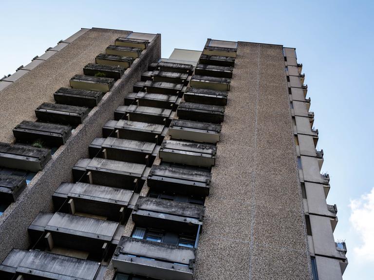 Schmutzige Balkone an einem sanierungsbedürftigen Hochhaus in München