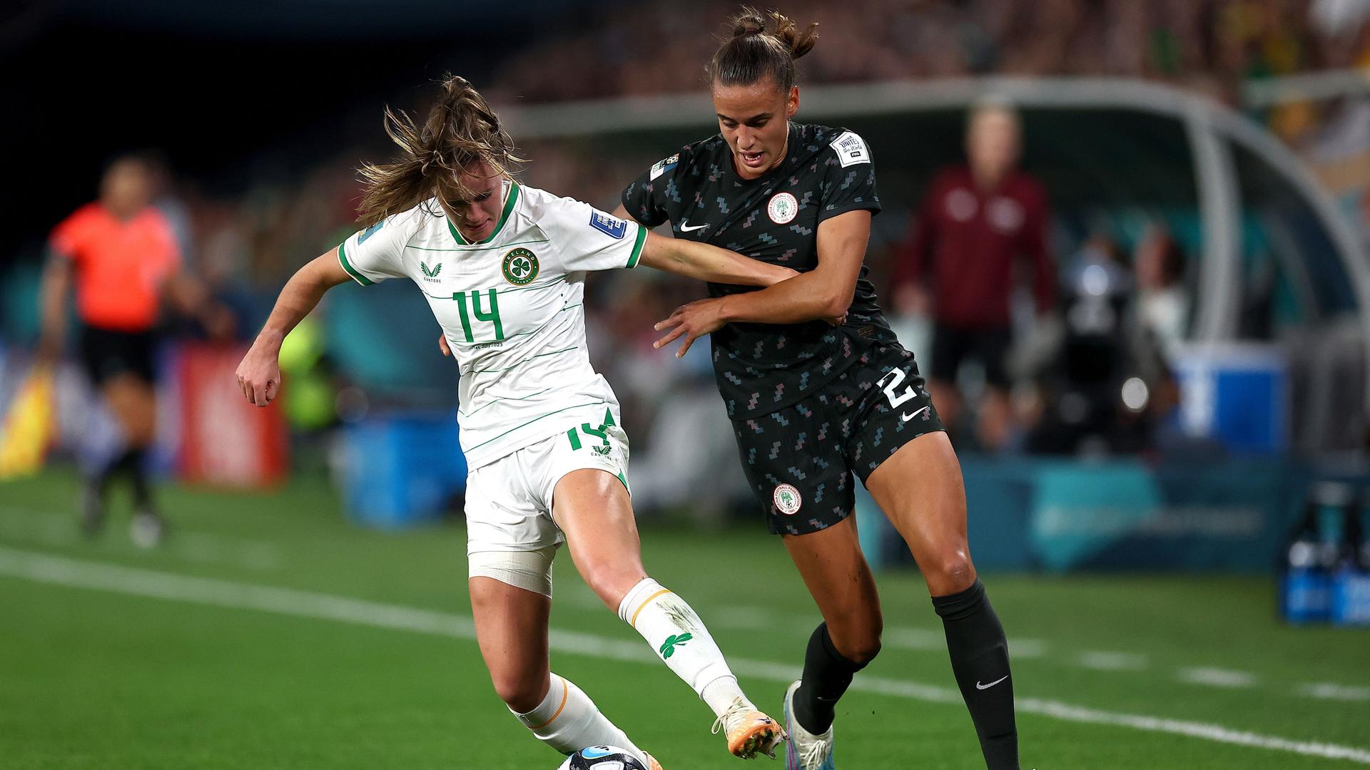 Ashleigh Plumptre aus Nigeria und Heather Payne aus Irland kämpfen um den Ball.