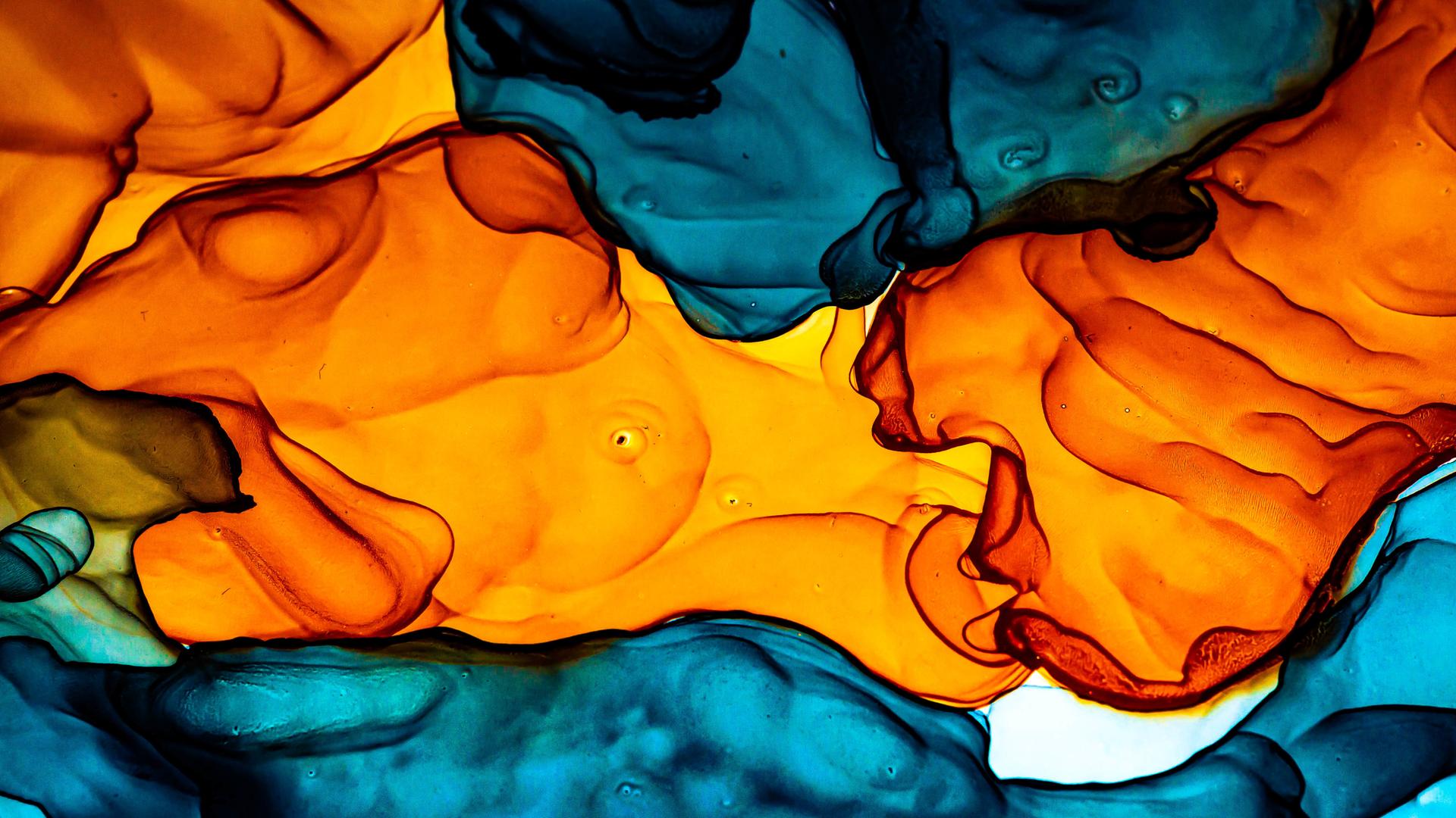 Abstrakte Alkoholmalerei in Orange und Blautönen.