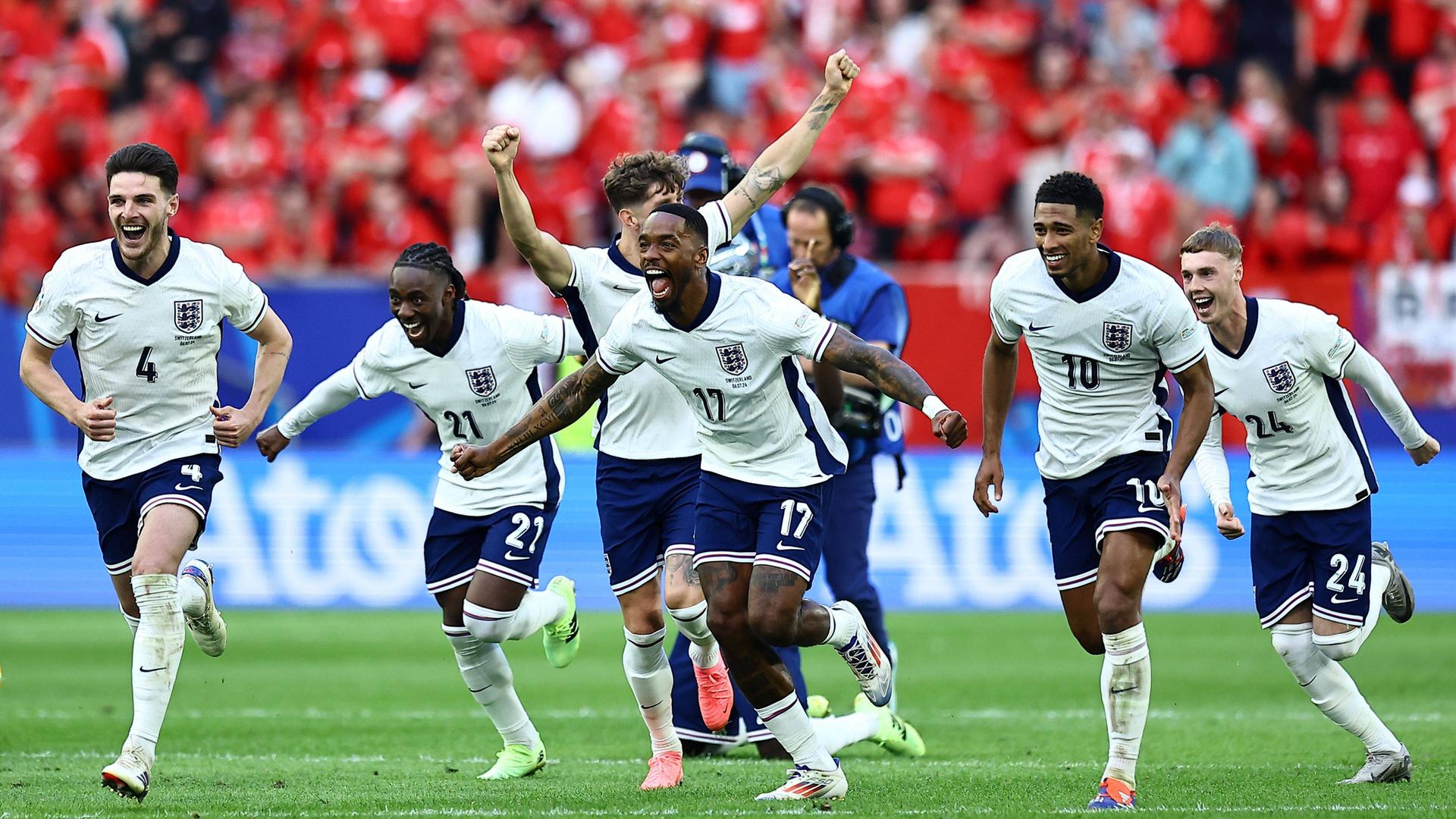Die englische Nationalmannschaft jubelt nach dem Sieg über die Schweiz im Viertelfinale der Fußball-Europameisterschaft Die englische Nationalmannschaft jubelt nach dem Sieg über die Schweiz im Viertelfinale der Fußball-Europameisterschaft