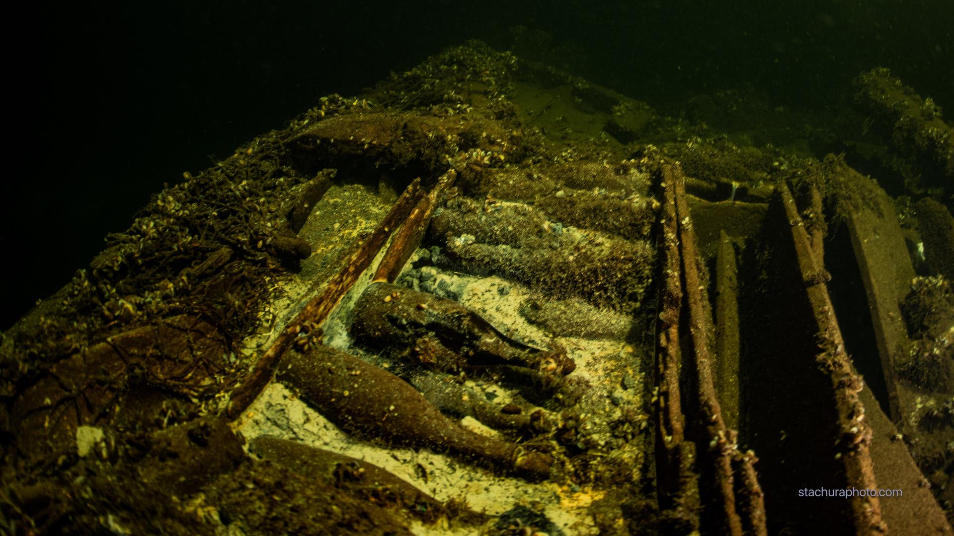 Auf diesem vom Fotografen zur Verfügung gestellten Bild sind an einem entdeckten Wrack in der Ostsee Flaschen zu sehen.