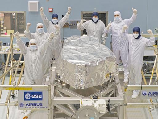 Großer Jubel für große Wissenschaft: Das NIRSpec-Instrument nach der Fertigstellung in der Halle bei Airbus in Ottobrunn 