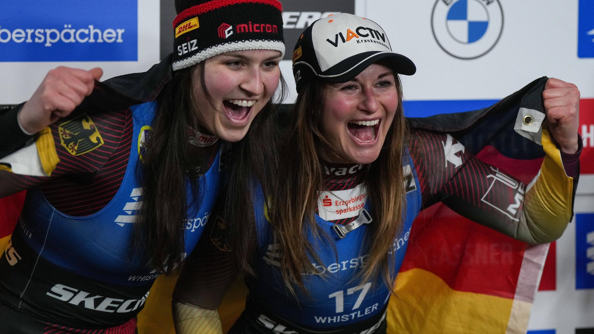 Merle Fräbel und Julia Taubitz jubeln nach ihrem Erfolg mit der deutschen Flagge.