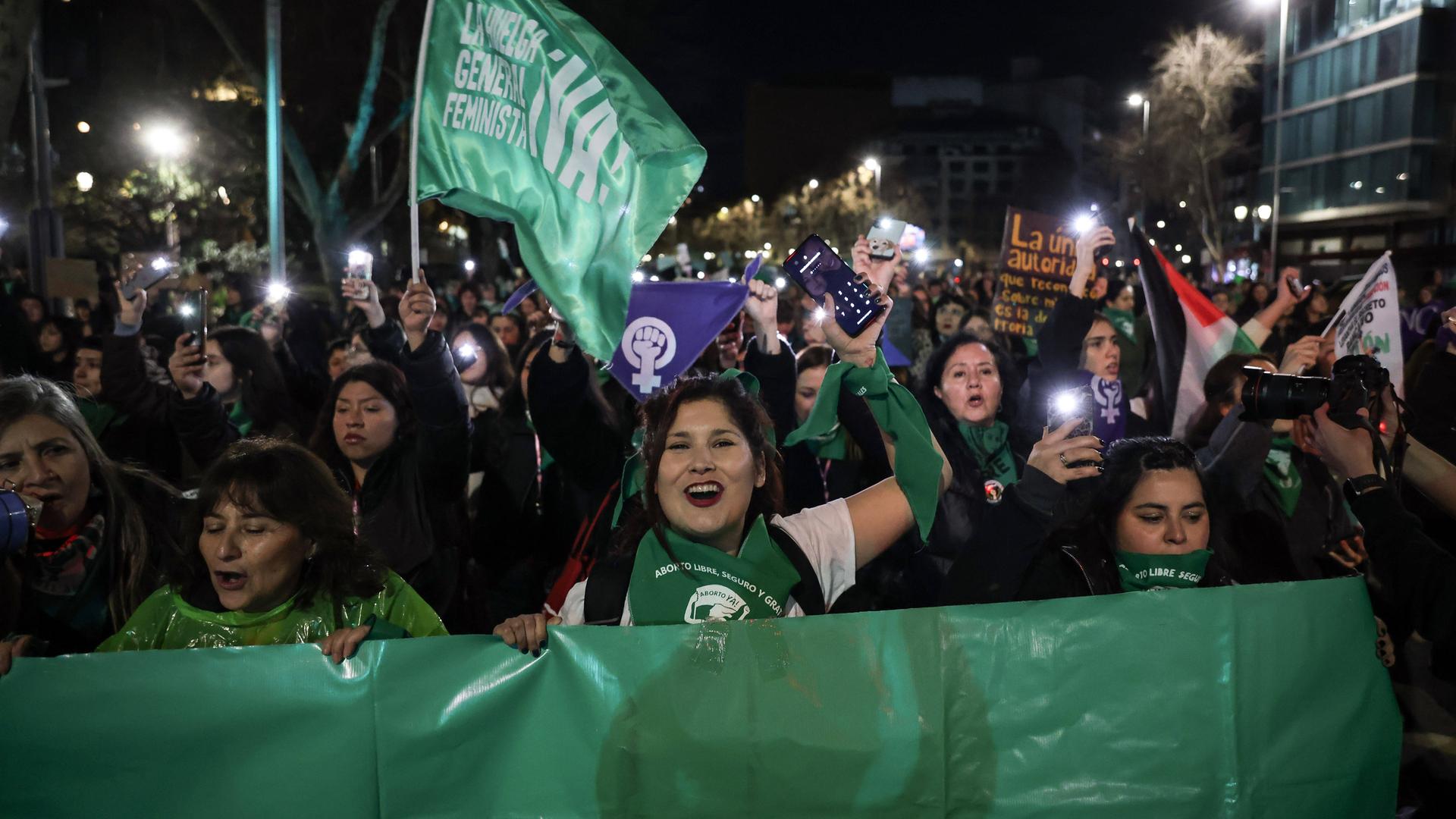 Frauen demonstrieren am 31. Juli 2026 in Santiago, Chile. Frauen demonstrieren am 31. Juli 2026 in Santiago, Chile.