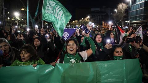 Frauen demonstrieren am 31. Juli 2026 in Santiago, Chile.