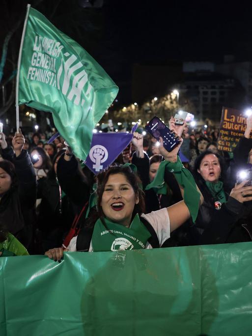 Frauen demonstrieren am 31. Juli 2026 in Santiago, Chile.
