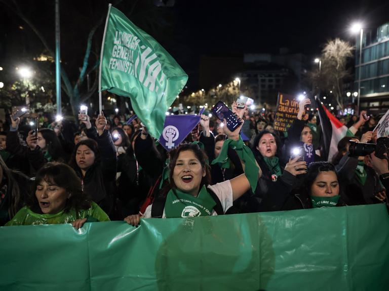 Frauen demonstrieren am 31. Juli 2026 in Santiago, Chile.