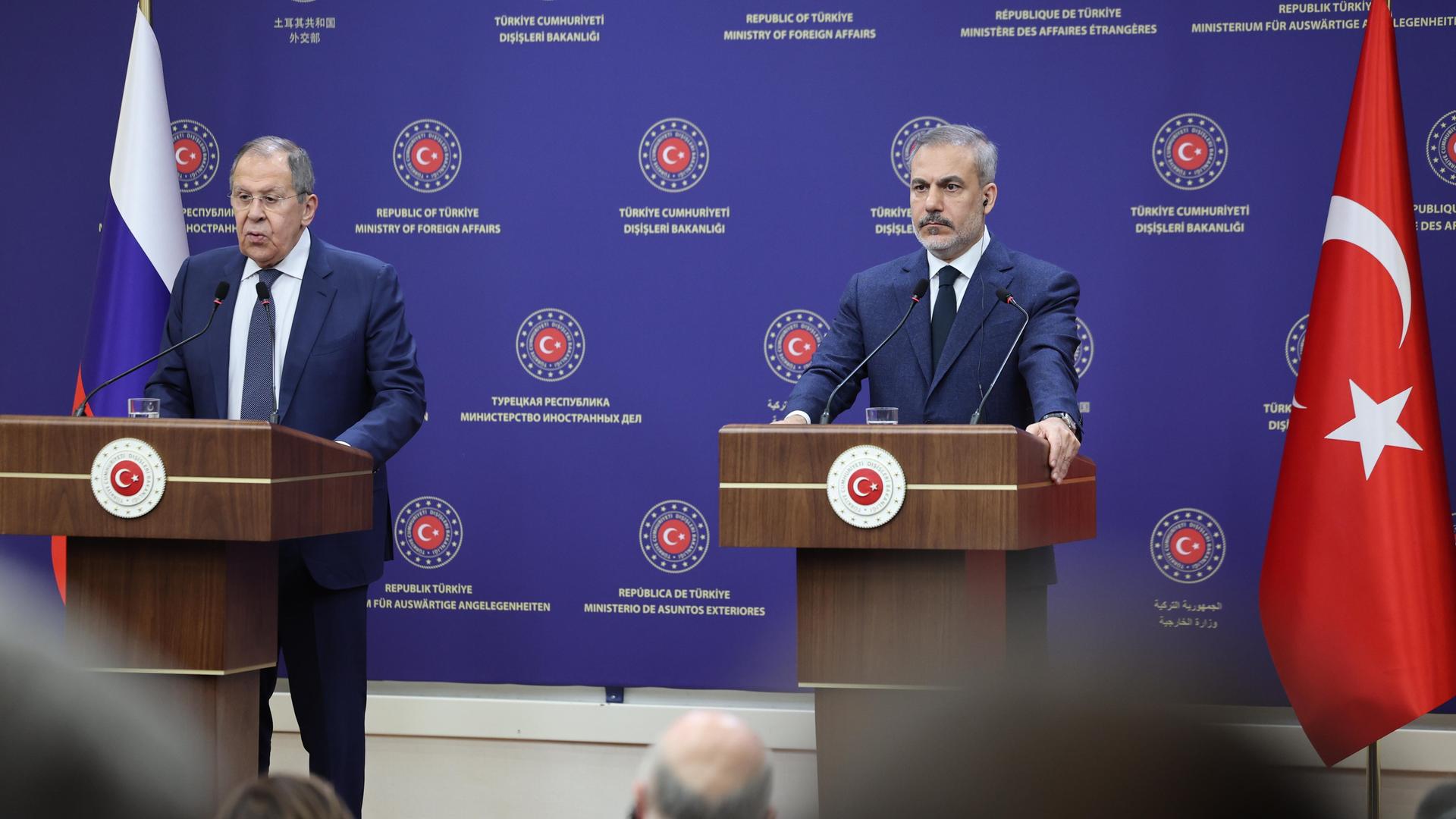 Der türkische Außenminister Fidan und sein russischer Kollege Lawrow stehen bei einer Pressekonferenz jeweils hinter Rednerpulten.