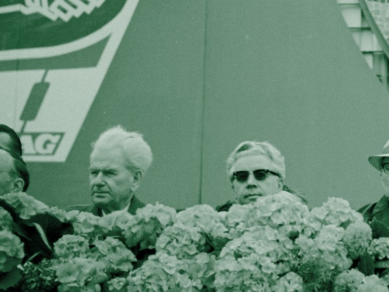Ehrentribüne zum Kampf- und Feiertag des 1. Mai am Schloßplatz in Berlin-Mitte mit den Mitgliedern des ZK der SED, Walter Ulbricht; Kurt Hager; Hermann Matern, Erich Honecker und der Botschafter der UdSSR in der DDR Pjotr Andrejewitsch Abrassimow.