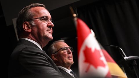 Das Bild zeigt Bundesverteidigungsminister Pistorius mit seinem kanadischen Amtskollegen Blair während einer Pressekonferenz in Ottawa. 
