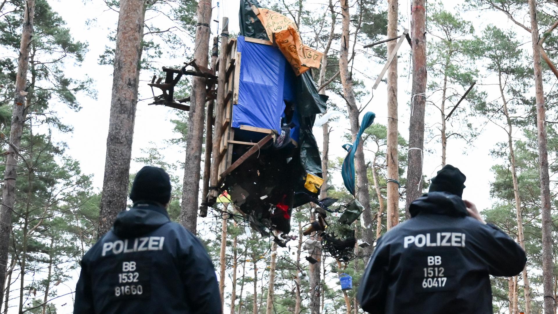 Ein Baumhaus wird während der Räumung des Camps der Aktivisten von "Tesla stoppen!" angeschnitten und fällt zu Boden. 