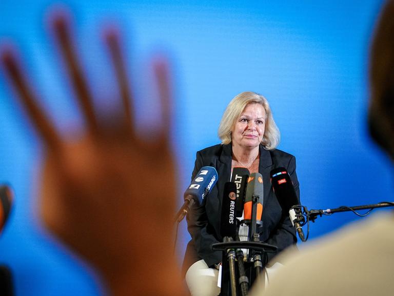 Nancy Faeser (SPD), Bundesministerin für Inneres und Heimat, gibt im Bundesministerium des Innern und für Heimat ein Pressestatement.