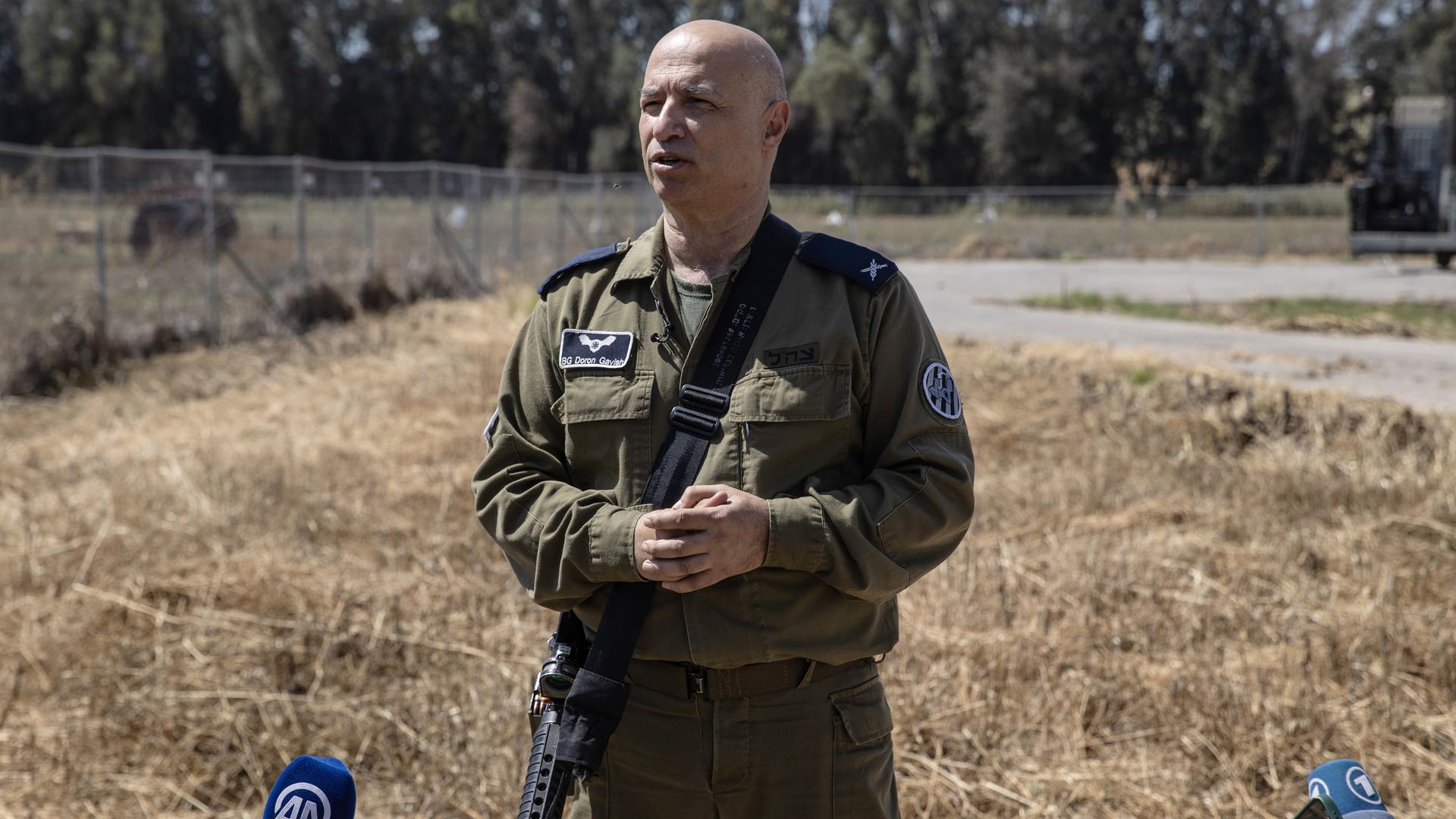 Der Sprecher der israelischen Armee, Doron Gavish, spricht am 17. April 2024 in Sderot, Israel, während einer für Journalisten organisierten Pressetour, bei der das Luftabwehrsystem „Iron Dome“ der israelischen Armee vorgestellt wird. Der Sprecher der israelischen Armee, Doron Gavish, spricht am 17. April 2024 in Sderot, Israel, während einer für Journalisten organisierten Pressetour, bei der das Luftabwehrsystem „Iron Dome“ der israelischen Armee vorgestellt wird.