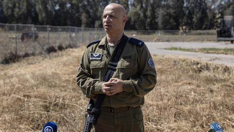 Der Sprecher der israelischen Armee, Doron Gavish, spricht am 17. April 2024 in Sderot, Israel, während einer für Journalisten organisierten Pressetour, bei der das Luftabwehrsystem „Iron Dome“ der israelischen Armee vorgestellt wird. 