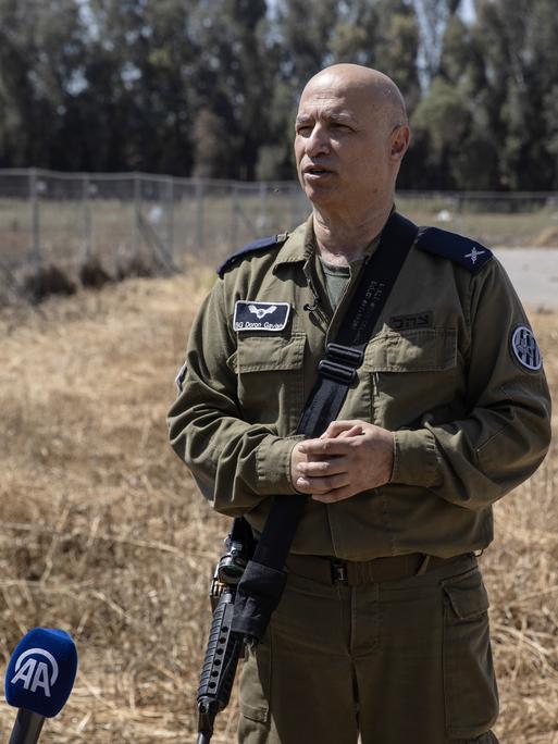 Der Sprecher der israelischen Armee, Doron Gavish, spricht am 17. April 2024 in Sderot, Israel, während einer für Journalisten organisierten Pressetour, bei der das Luftabwehrsystem „Iron Dome“ der israelischen Armee vorgestellt wird. Der Sprecher der israelischen Armee, Doron Gavish, spricht am 17. April 2024 in Sderot, Israel, während einer für Journalisten organisierten Pressetour, bei der das Luftabwehrsystem „Iron Dome“ der israelischen Armee vorgestellt wird.