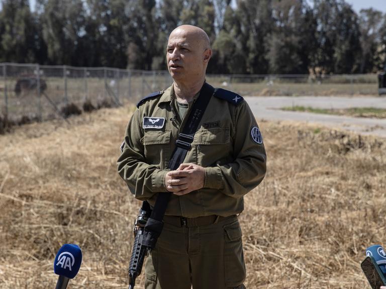 Der Sprecher der israelischen Armee, Doron Gavish, spricht am 17. April 2024 in Sderot, Israel, während einer für Journalisten organisierten Pressetour, bei der das Luftabwehrsystem „Iron Dome“ der israelischen Armee vorgestellt wird. Der Sprecher der israelischen Armee, Doron Gavish, spricht am 17. April 2024 in Sderot, Israel, während einer für Journalisten organisierten Pressetour, bei der das Luftabwehrsystem „Iron Dome“ der israelischen Armee vorgestellt wird.