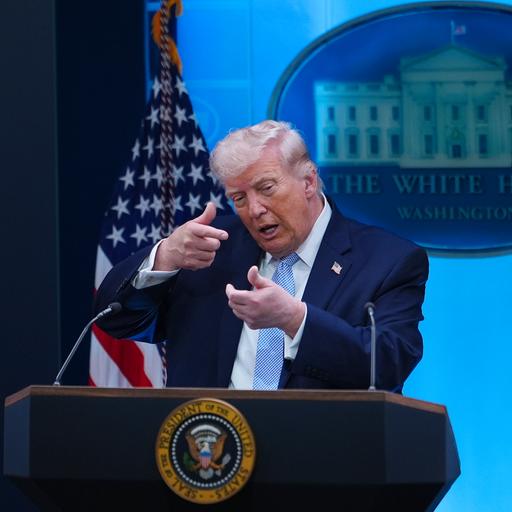 US-Präsident Donald Trump tut während einer Pressekonferenz so, als ziele er mit einem Scharfschützengewehr.