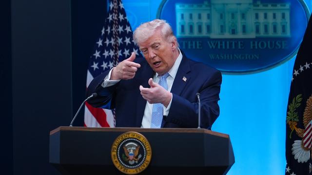 US-Präsident Donald Trump tut während einer Pressekonferenz so, als ziele er mit einem Scharfschützengewehr.