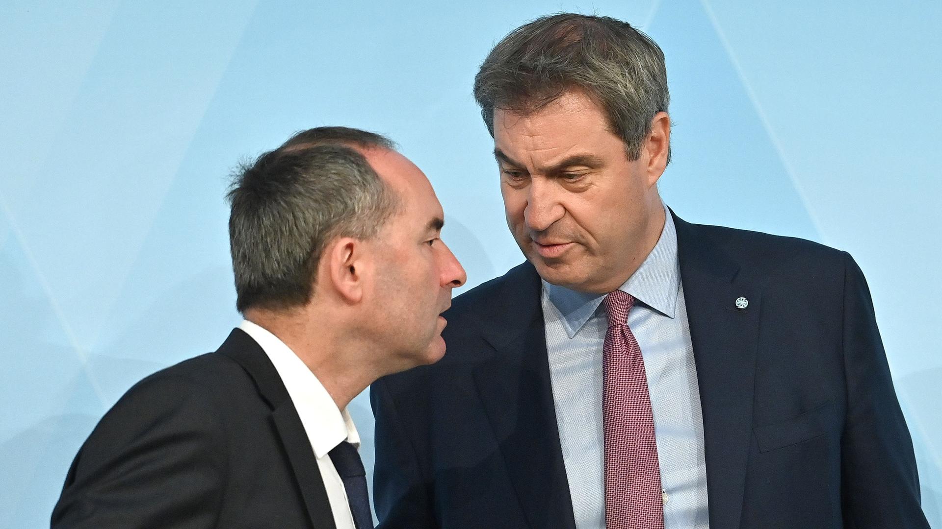 Der bayerische Regierungs-Chef Markus Söder schaut auf seinen Stelllvertreter Hubert Aiwanger herunter.