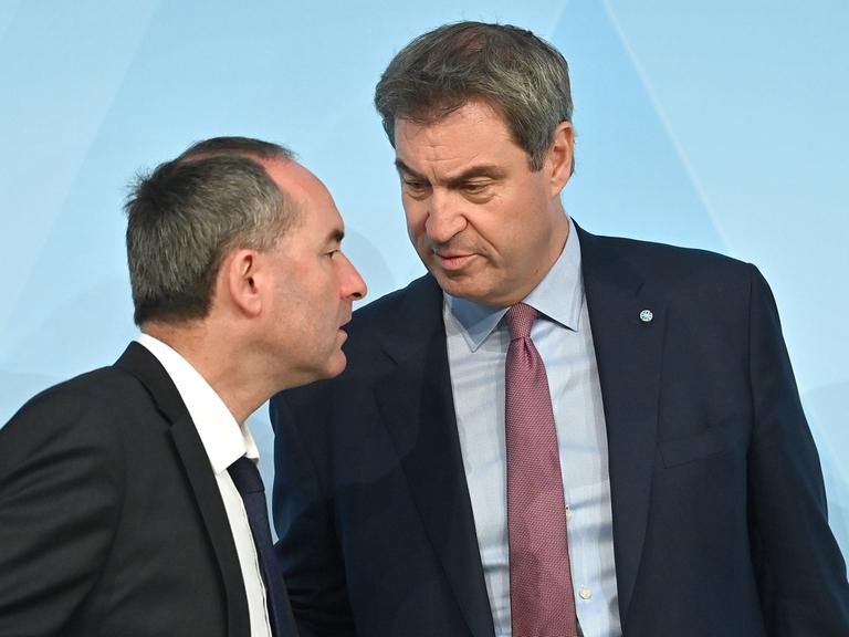 Bayerns Ministerpräsident Markus Söder schaut mit kritischem Blick auf seinen Vize Hubert Aiwanger herunter.