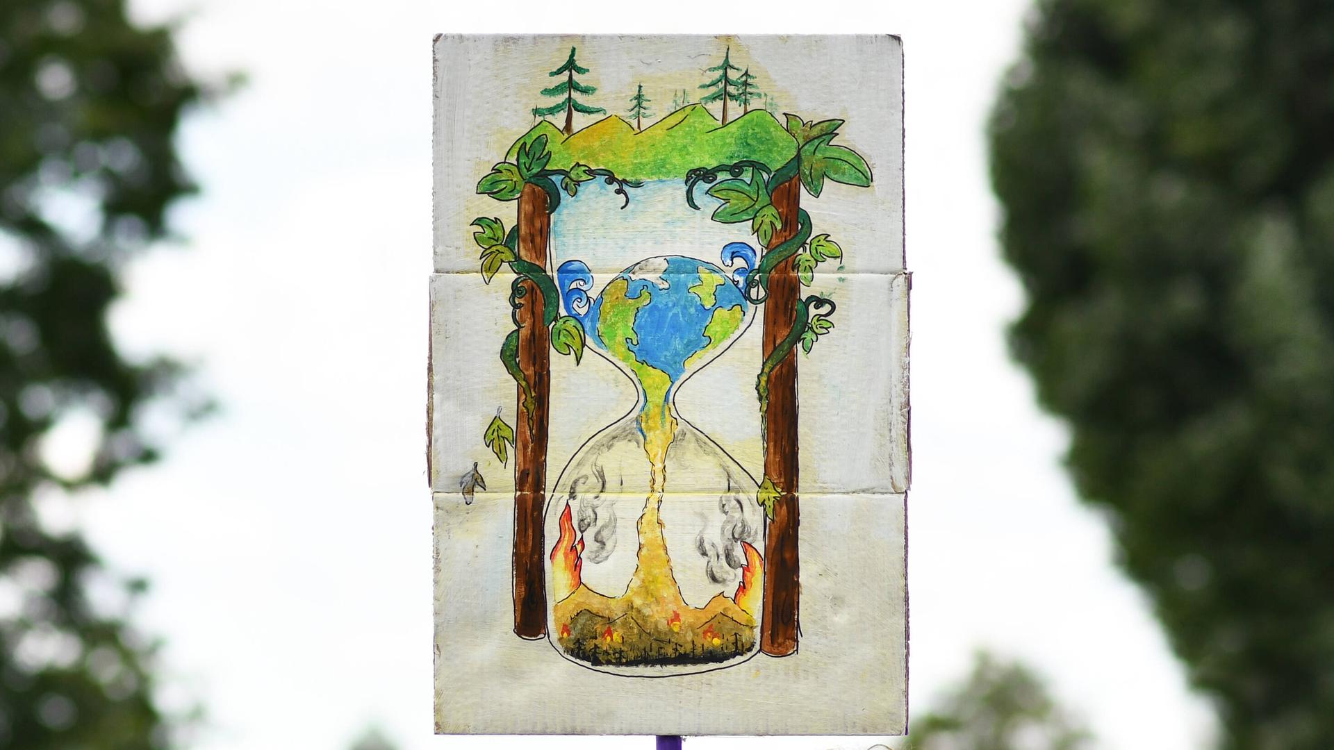 Protestbanner mit Sanduhr beim Globalen Klimastreik in Heidelberg, 2021