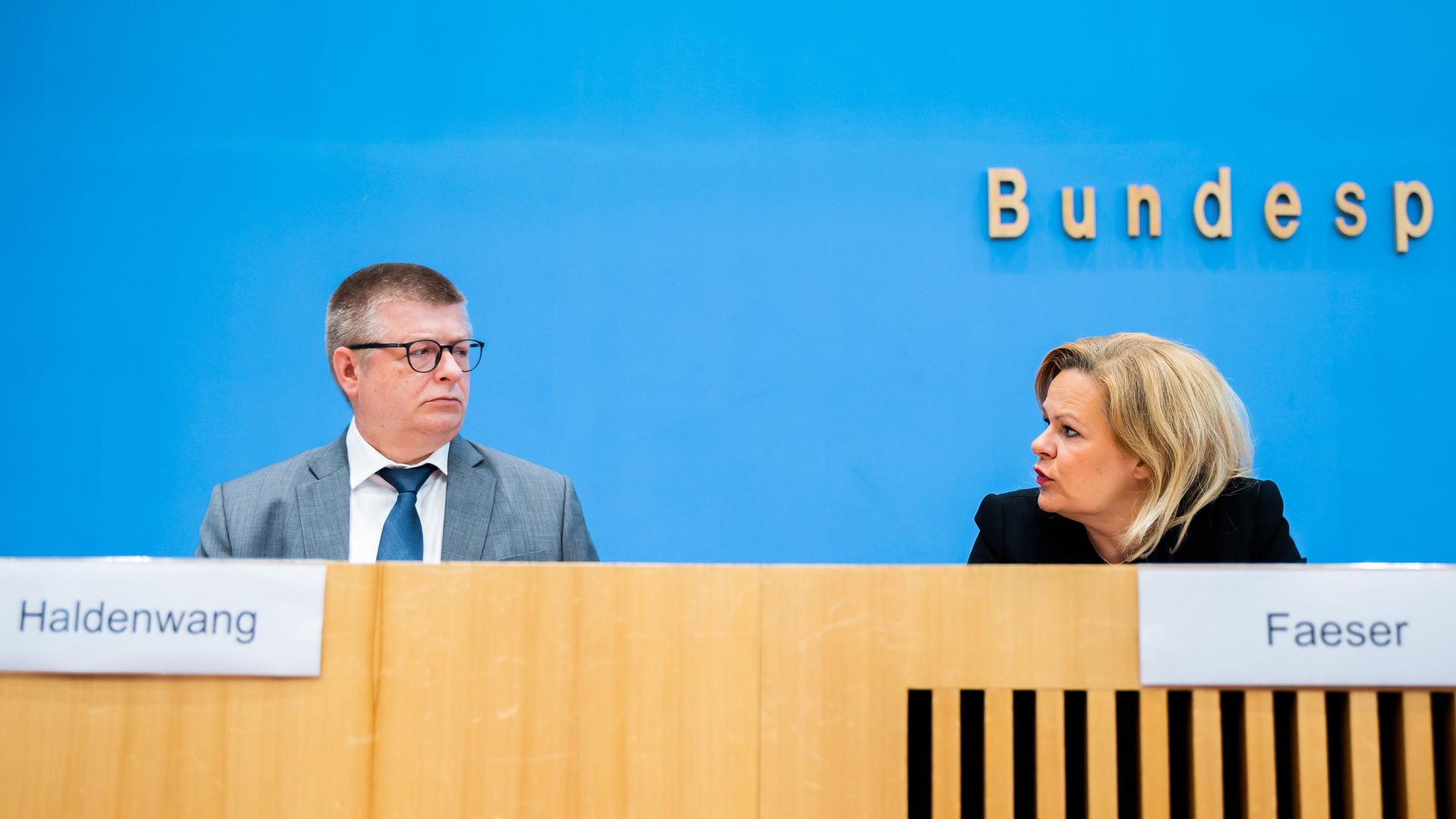 Berlin: Thomas Haldenwang, Präsident des Bundesamtes für Verfassungsschutz, und Nancy Faeser (SPD), Bundesministerin für Inneres und Heimat, äußern sich bei der Vorstellung des Verfassungsschutzberichts 2022 in der Bundespressekonferenz.