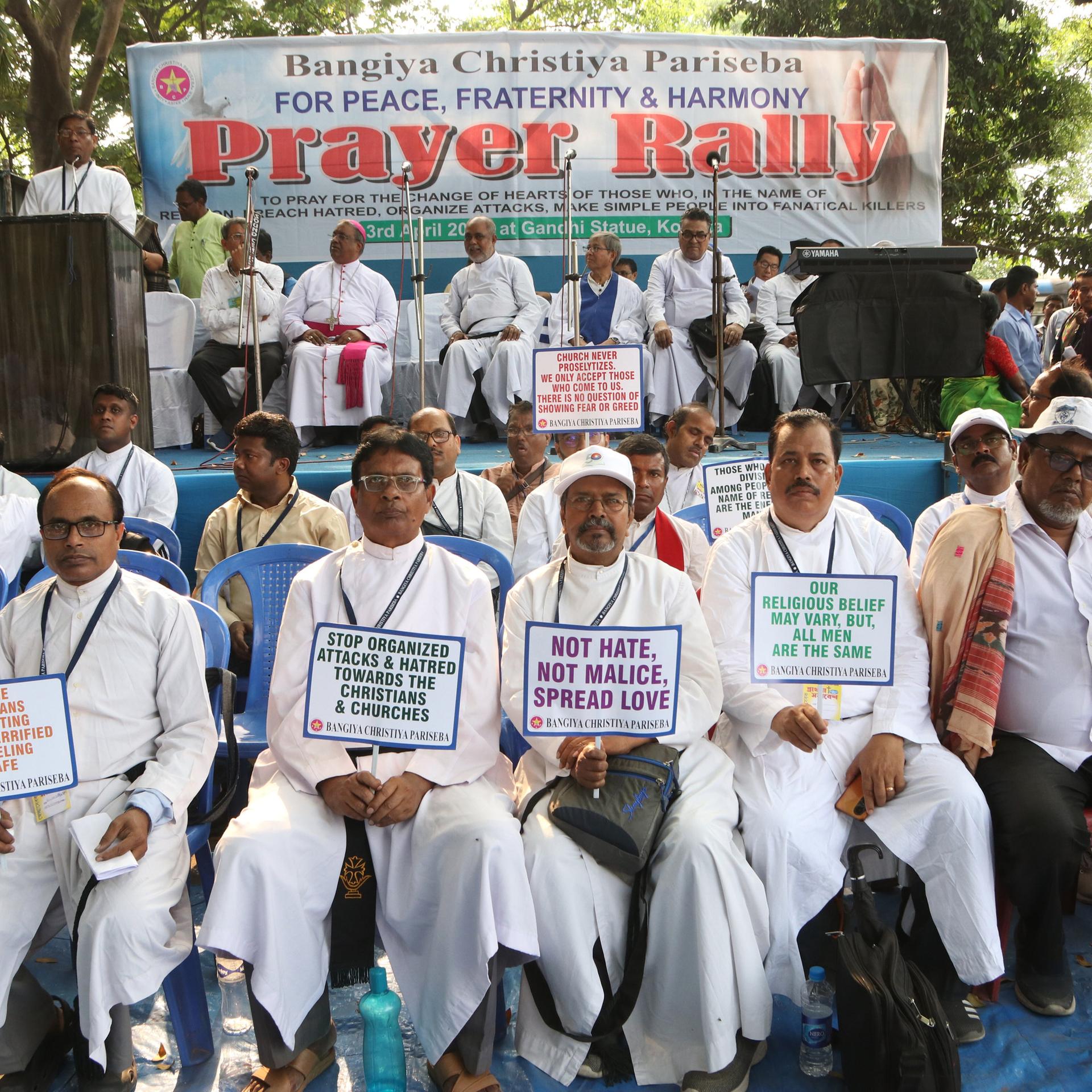Angehörige der Bangiya Christiya Pariseba, eines konfessionsübergreifenden christlichen Verbands, protestieren im Frühjahr 2024 in Kolkata gegen Gewalt gegen Christen im indischen Westbengalen.