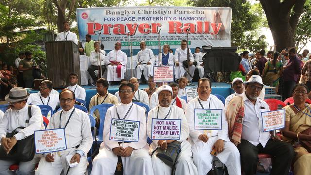 Indische Männer christlichen Glaubens protestieren mit Plakaten gegen christenfeindliche Gewalt im indischen Westbengalen.