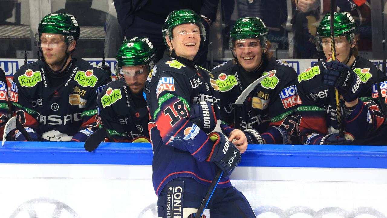 Eishockey-Spieler Jonas Müller lächelt an der Bande.