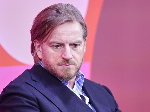Porträtaufnahme von Szczepan Twardoch. Der Autor blickt gedankenverloren leicht nach unten.