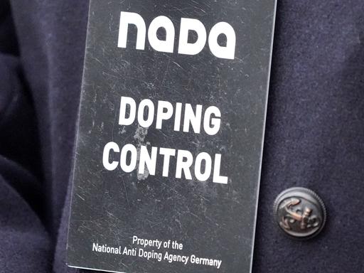 Ein Anhänger mit der Aufschrift: Nada Doping Control, Property of the National Anti Doping Agency Germany.