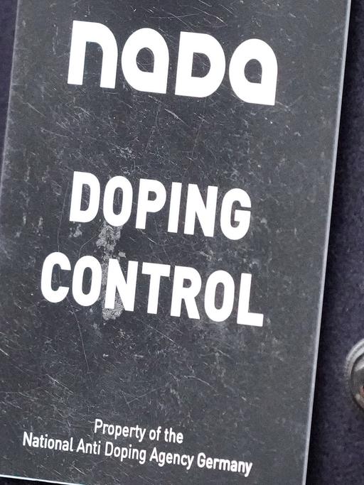 Ein Anhänger mit der Aufschrift: Nada Doping Control, Property of the National Anti Doping Agency Germany.