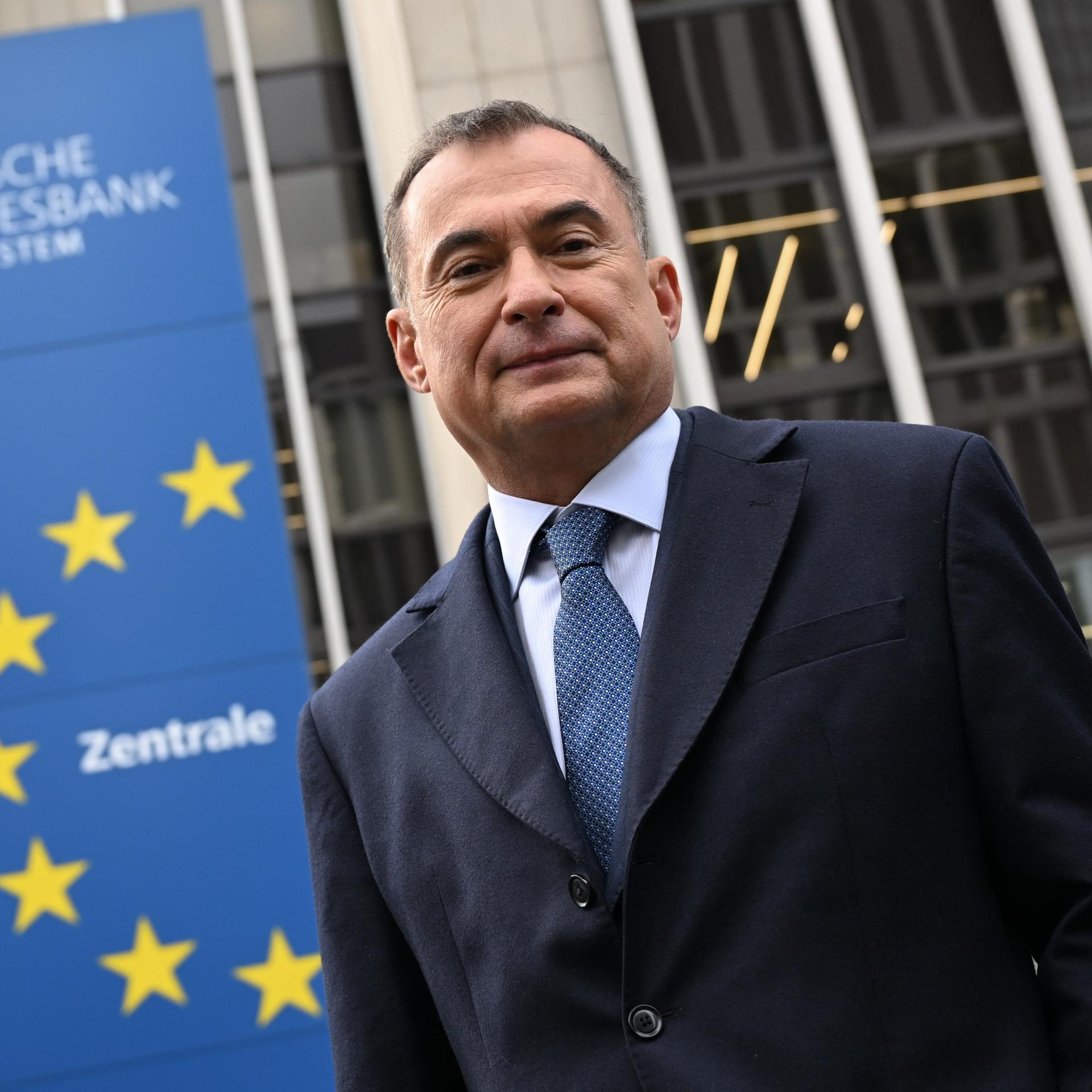 Joachim Nagel, Präsident der Deutschen Bundesbank, steht vor der Bundesbank-Zentrale. 