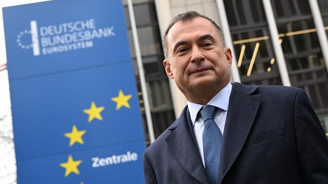 Joachim Nagel, Präsident der Deutschen Bundesbank, steht vor der Bundesbank-Zentrale. 