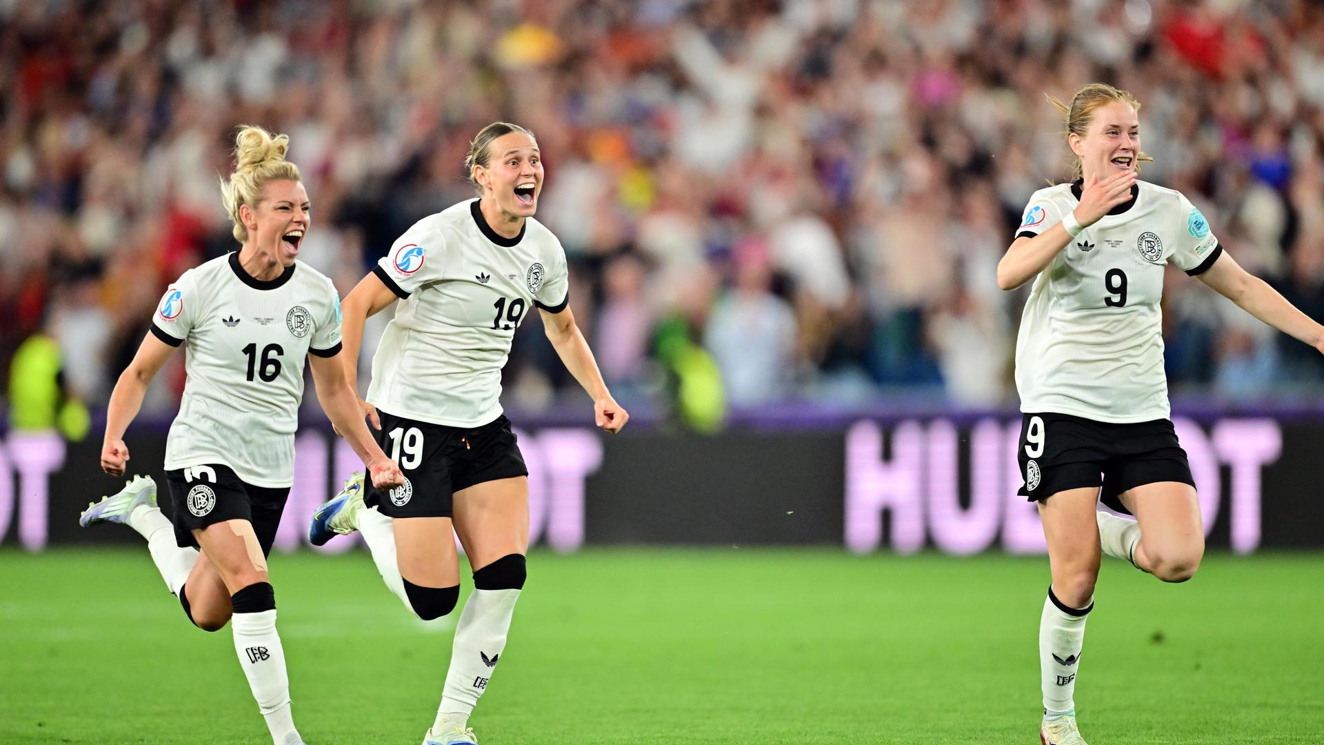 Fußball-EM: Deutschlands Spielerinnen jubeln über den Sieg und den Einzug ins Halbfinale. 