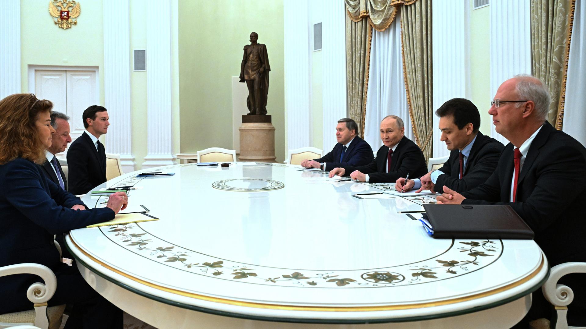 An einem großen weißen Tisch sitzen u.a. Russlands Präsident Wladimir Putin und die US-Sondergesandten Steve Witkoff und Jared Kushner An einem großen weißen Tisch sitzen u.a. Russlands Präsident Wladimir Putin und die US-Sondergesandten Steve Witkoff und Jared Kushner