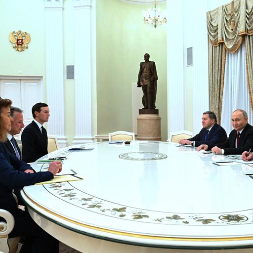 An einem großen weißen Tisch sitzen u.a. Russlands Präsident Wladimir Putin und die US-Sondergesandten Steve Witkoff und Jared Kushner