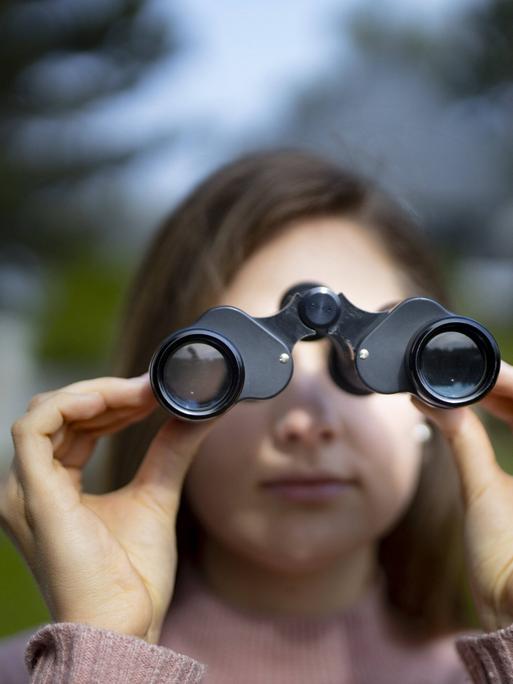 Frau mit Fernglas