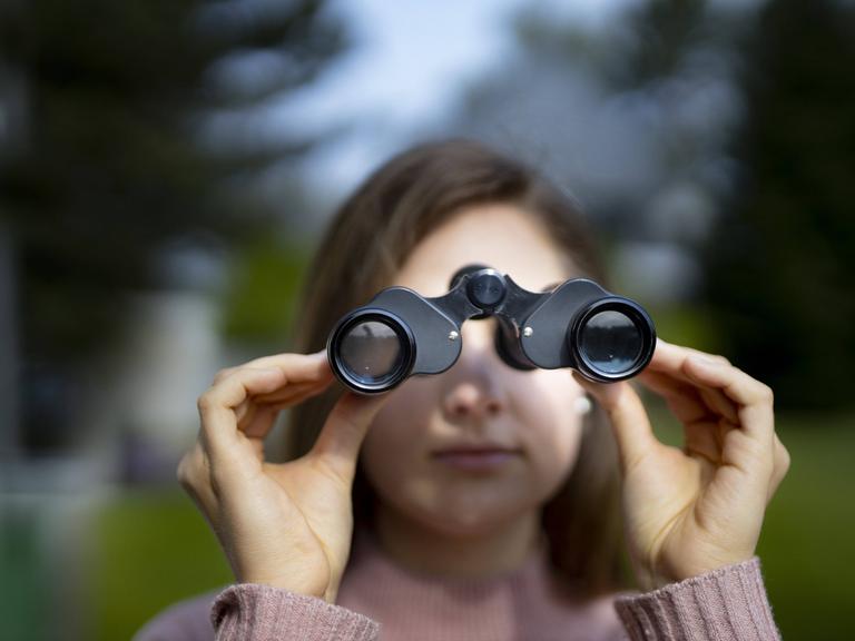 Frau mit Fernglas