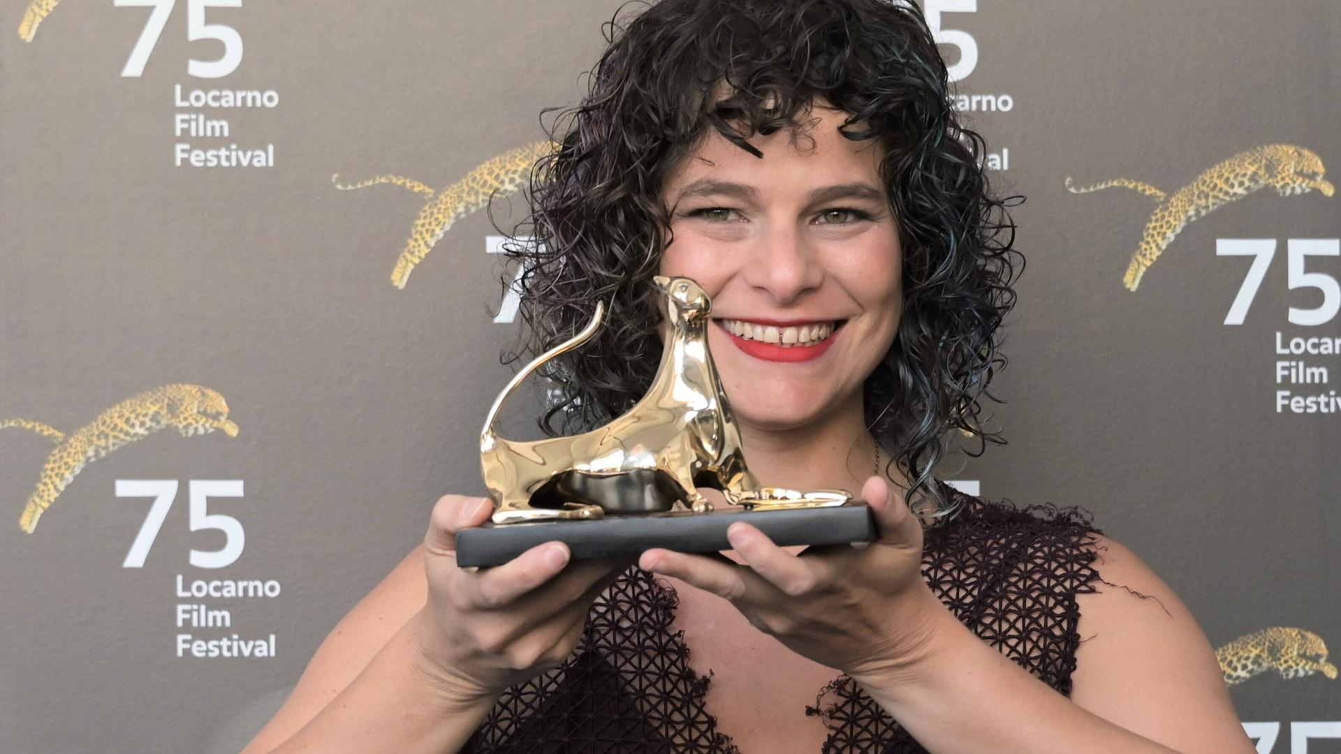Die brasilianische Regisseurin Julia Murat nimmt den Goldenen Leoparden für ihren Film "Regra 34" entgegen.