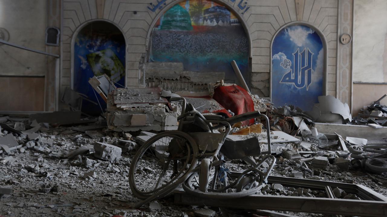 Ein Gesundheitszentrum im Libanon nach einem Luftangriff der israelischen Armee. Ein demoliertes Fahrrad vor vielen Trümmerteilen 