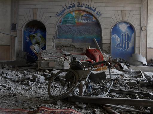 Ein Gesundheitszentrum im Libanon nach einem Luftangriff der israelischen Armee. Ein demoliertes Fahrrad vor vielen Trümmerteilen 